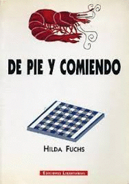 DE PIE Y COMIENDO